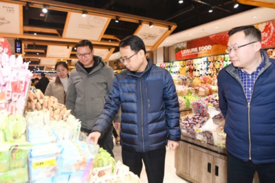 市領(lǐng)導(dǎo)走訪慰問春節(jié)堅(jiān)守崗位的一線干部職工，重點(diǎn)關(guān)注食品銷售保障工作